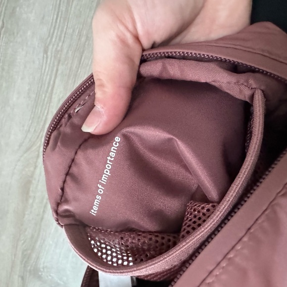 Lululemon cosmetic pouch - Picture 8 of 8